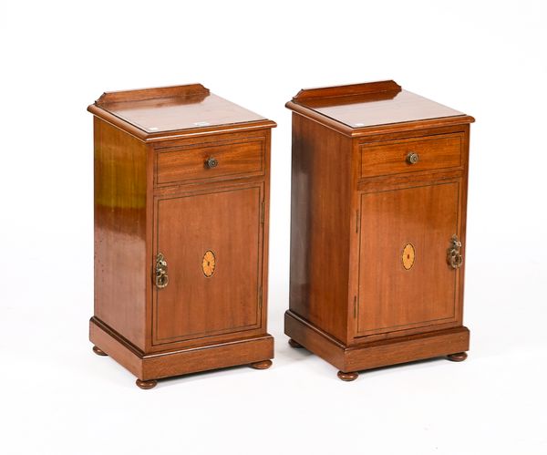 A PAIR OF EARLY 20TH CENTURY INLAID MAHOGANY BEDSIDE CUPBOARDS