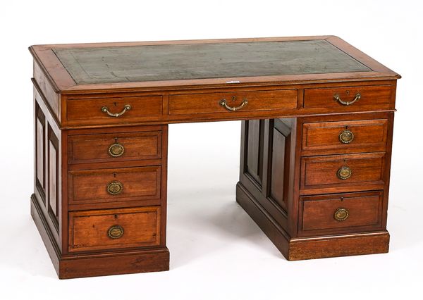 AN EARLY 20TH CENTURY WALNUT KNEE-HOLE PEDESTAL DESK