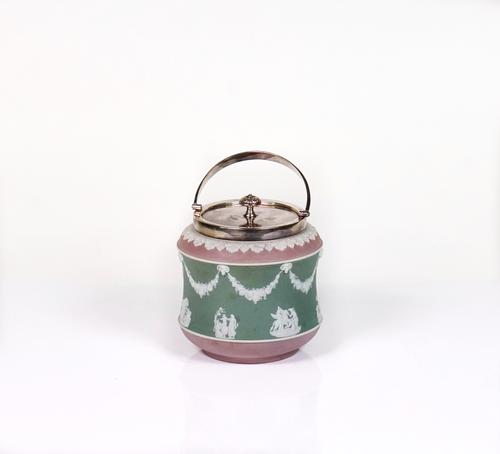 A WEDGWOOD TRI-COLOUR JASPER BISCUIT BARREL WITH PLATED COVER AND MOUNTS