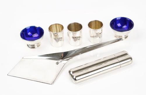 A group of foreign and plated wares (8)