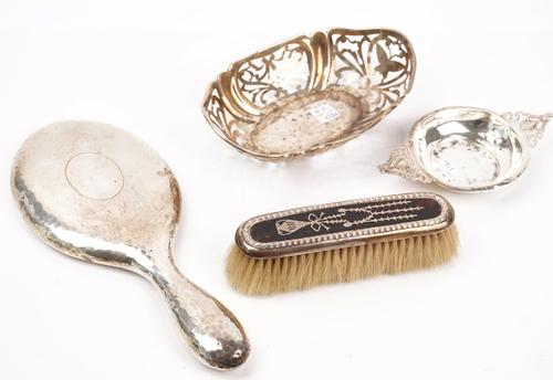 A silver oval bonbon dish and three further items (4)
