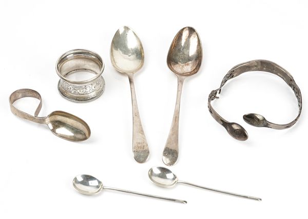 A silver napkin ring and six further items (7)