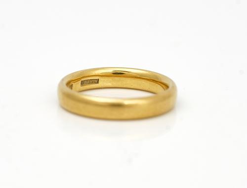 A 22ct gold plain wedding ring