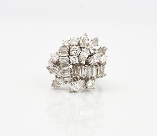 A diamond cluster ring