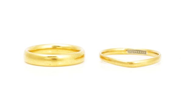 Two 22ct gold wedding rings (2)