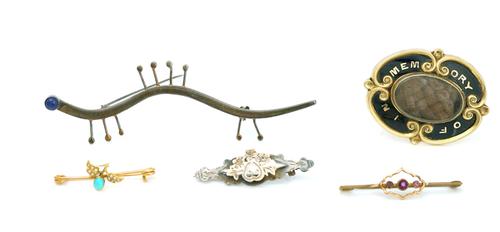 A Victorian mourning brooch and four further brooches (5)