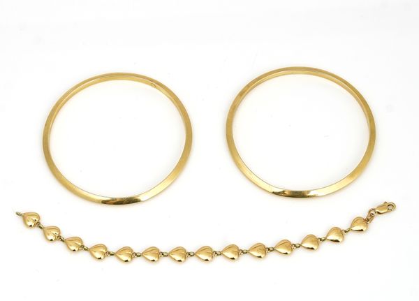 A pair of gold bangles, and a gold bracelet (3)