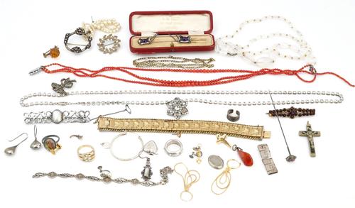 A silver and cabochon amethyst pair of brooches and further jewellery (qty)