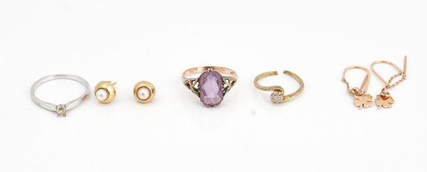 Three gem set rings and two pairs of earrings (5)