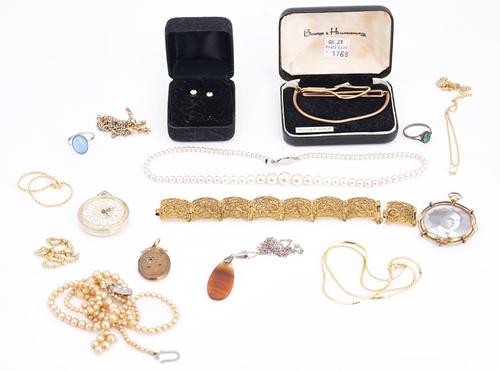 A collection of gilt metal and costume jewellery (16)