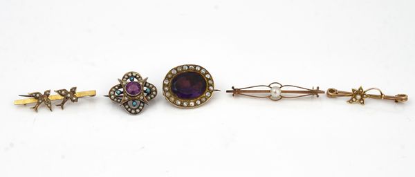 A GROUP OF FIVE BROOCHES (5)