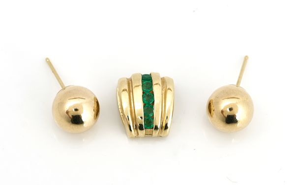 A gold and emerald clip and a pair of gold earstuds (2)