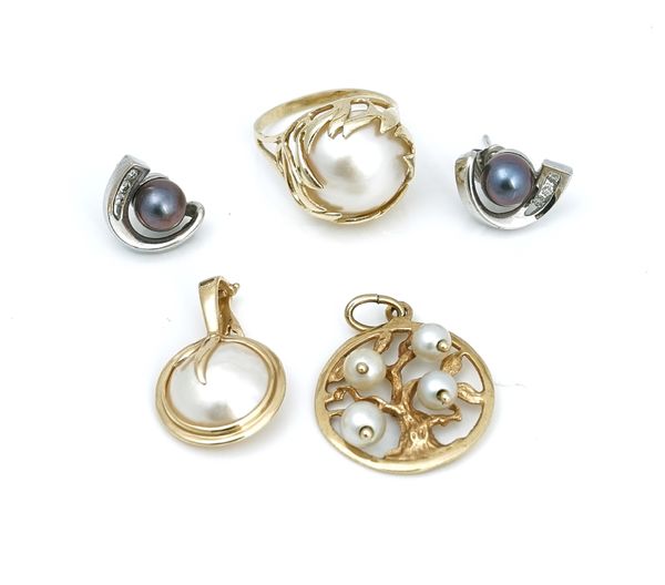 A pair of 14ct white gold, cultured pearl and diamond set earstuds and three further items (4)