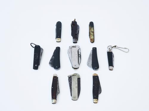 ELEVEN VARIOUS POCKET KNIVES