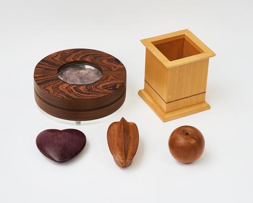 LINLEY; A CIRCULAR ASHTRAY AND FURTHER ITEMS (5)