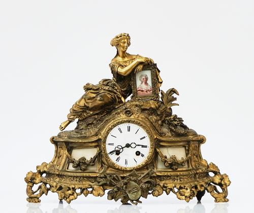 A FRENCH GILT-METAL AND MARBLE MOUNTED STRIKING MANTEL CLOCK