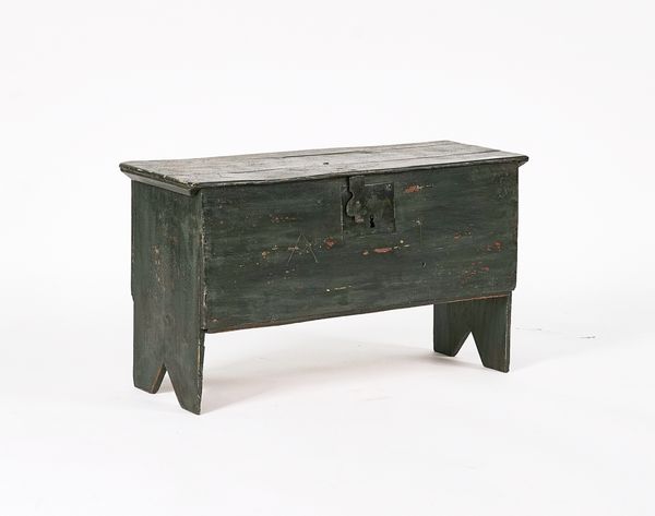 A SMALL 17TH CENTURY STYLE CHILD'S ELM COFFER
