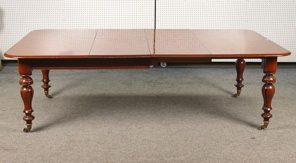 AN EARLY VICTORIAN MAHOGANY EXTENDING DINING TABLE