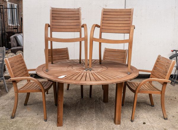 A HARDWOOD CIRCULAR GARDEN TABLE (7)