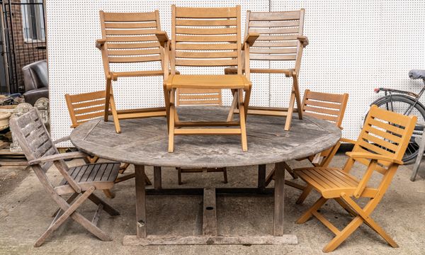 A HARDWOOD CIRCULAR GARDEN TABLE (9)