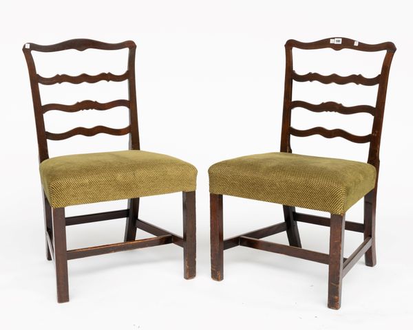 A PAIR OF 18TH CENTURY MAHOGANY WAVEY LADDER BACK SIDE CHAIRS (2)