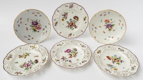 A PAIR OF MEISSEN SHALLOW BOWLS AND FOUR SAMSON PORCELAIN PLATES (6)