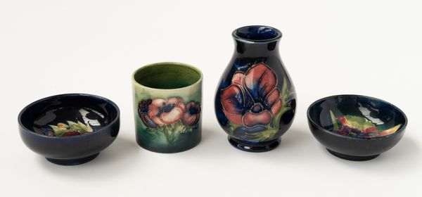 FOUR SMALL ITEMS OF MOORCROFT POTTERY (4)