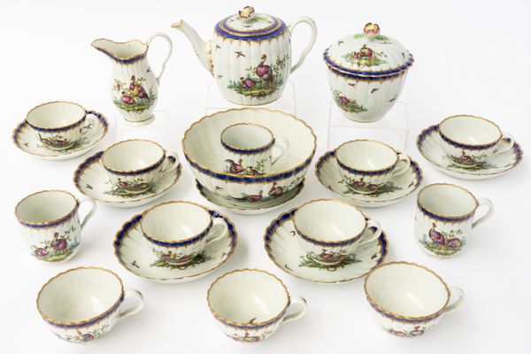 A WORCESTER PORCELAIN PART TEA AND COFFEE SERVICE (25)