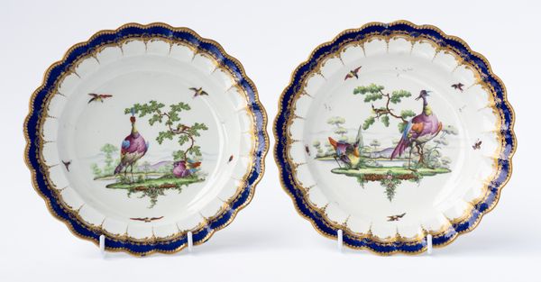 A PAIR OF WORCESTER PORCELAIN FLUTED PLATES (2)