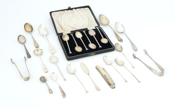 A SET OF SIX SILVER COFFEE SPOONS AND FURTHER SILVER AND PLATED FLATWARE (18)