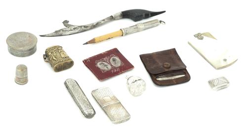 A SILVER VINAIGRETTE AND ELEVEN FURTHER ITEMS (12)