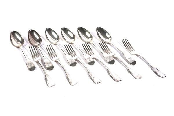 A SILVER FIDDLE PATTERN PART CANTEEN OF TABLE FLATWARE (18)