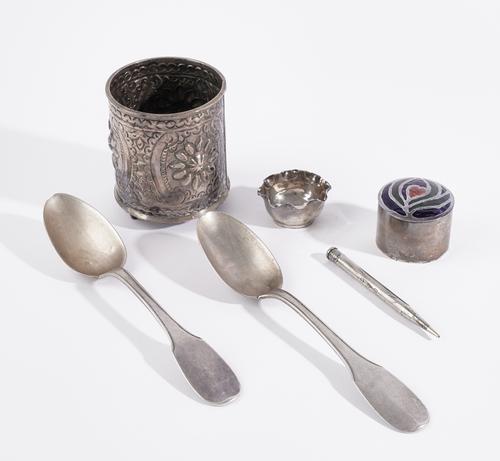 A SILVER AND ENAMEL BOX AND FIVE FURTHER ITEMS (6)