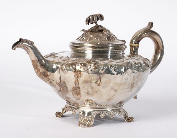 AN EARLY VICTORIAN SILVER TEAPOT