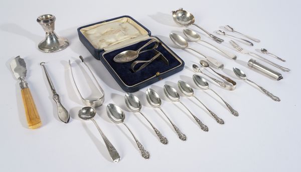 A SILVER TEA STRAINER AND VARIOUS SILVER AND SILVER MOUNTED WARES (QTY)