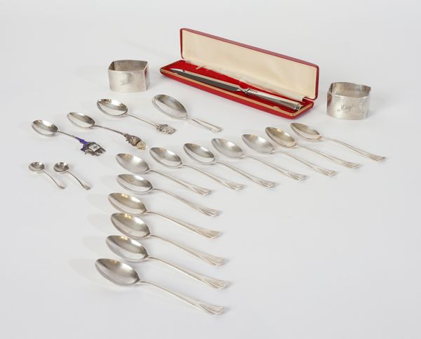 A GROUP OF SILVER AND SILVER MOUNTED WARES (21)