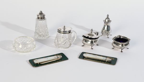 A SILVER THREE PIECE CRUET SET, THREE GLASS CRUETS AND TWO FRUIT KNIVES (8)