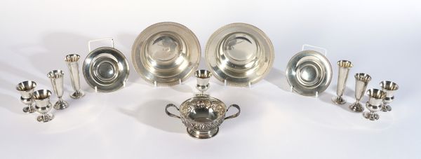 A PAIR OF AMERICAN SILVER BOWLS AND FURTHER ITEMS (14)