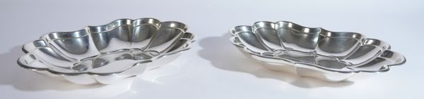 A PAIR OF AMERICAN SILVER SERVING DISHES