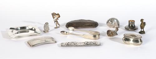 A SILVER MOUNTED PURSE AND 11 FURTHER ITEMS (12)