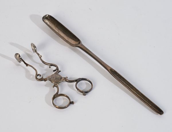 A SILVER MARROW SCOOP AND A PAIR OF SILVER SUGAR NIPS (2)