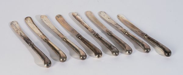 A SET OF EIGHT SILVER FRUIT OR DESSERT KNIVES (8)