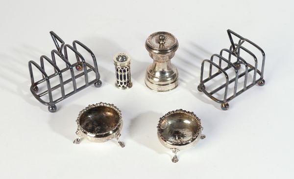 A SILVER PEPPER MILL AND FIVE FURTHER ITEMS (6)