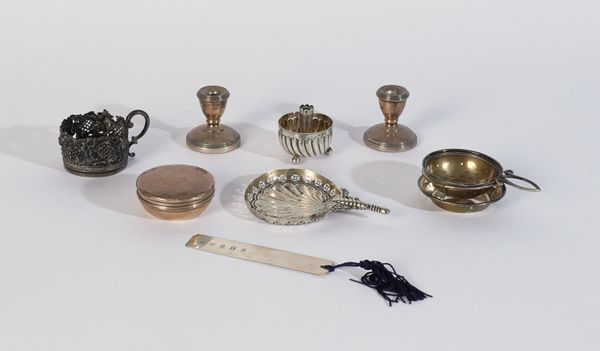 A SILVER TEA STRAINER AND STAND AND SEVEN FURTHER ITEMS (9)