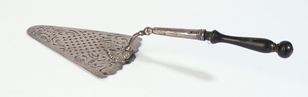 A SILVER SERVING SLICE