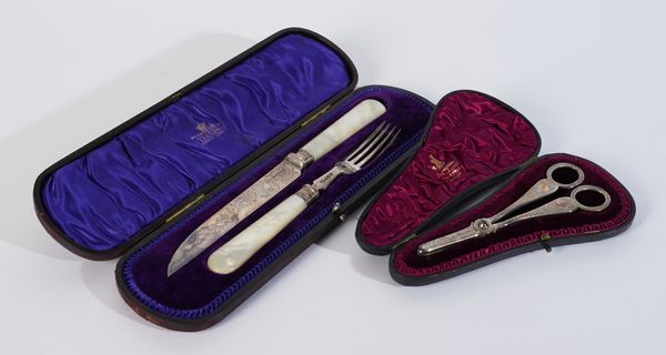 A PAIR OF SILVER GRAPE SCISSORS AND A SILVER CAKE SERVING KNIFE AND FORK (2)