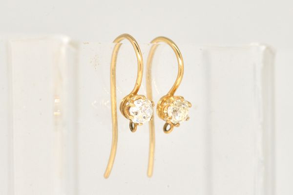 A PAIR OF GOLD AND DIAMOND SINGLE STONE EARRING TOP FITTINGS