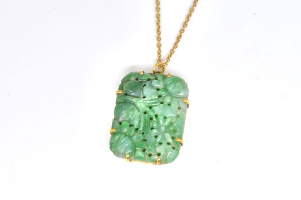 A GOLD AND JADE PENDANT WITH A GOLD NECKCHAIN (2)