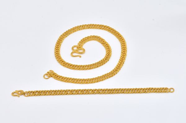 A MIDDLE EASTERN GOLD NECKCHAIN, WITH A MATCHING GOLD BRACELET (2)