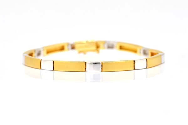 A TWO COLOUR GOLD BRACELET, DETAILED 750